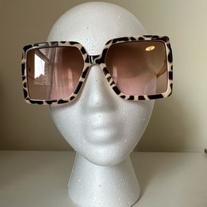 NEW one size fits most STYLISH SUNGLASSES
